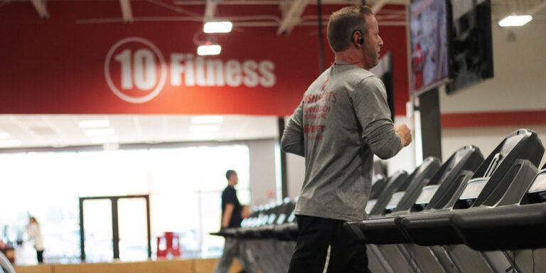 un hombre usando una cinta de correr en el club Cabot