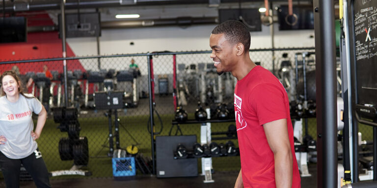 un hombre y una mujer riendo juntos en el club Conway