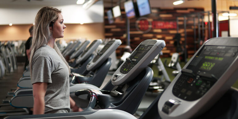 una mujer usando una cinta de correr en el club Conway