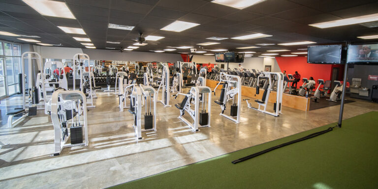 máquinas de ejercicio en el club de West Conway