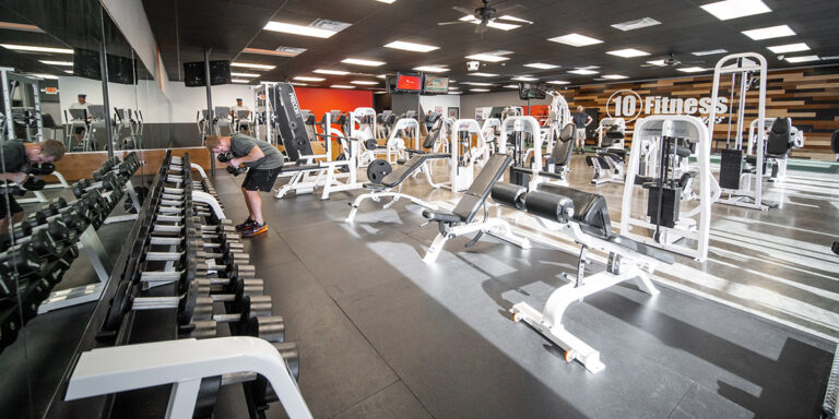 pesas libres y máquinas de ejercicios en el club de West Conway