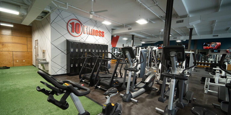 máquinas de ejercicio en el club Downtown Little Rock