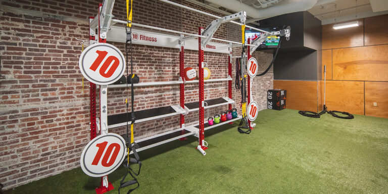 aparatos de ejercicio en el club Downtown Little Rock