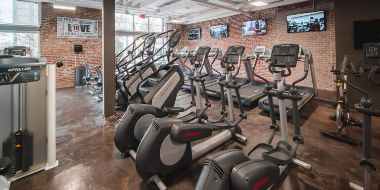 máquinas de cardio en el club Downtown Little Rock