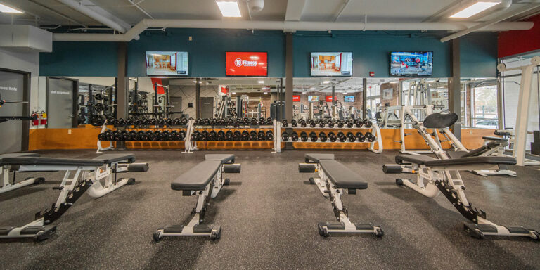 una foto amplia del interior del club Downtown Little Rock