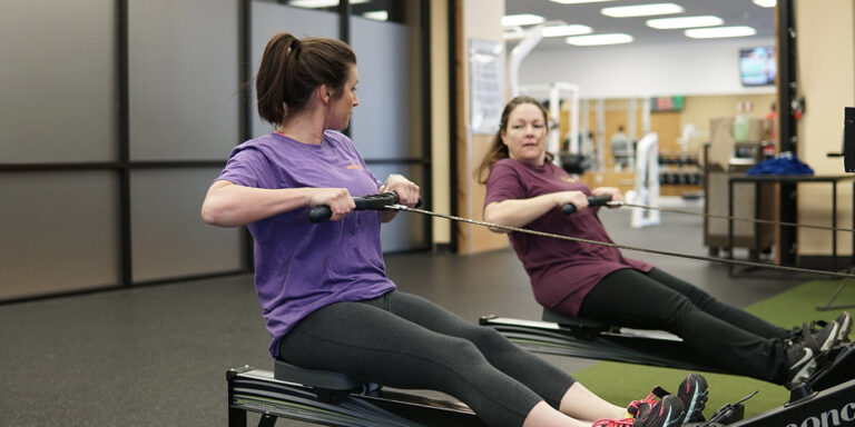 Dos mujeres haciendo ejercicio juntas en el club de Jonesboro