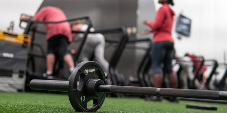 aparatos de gimnasia en el club universitario