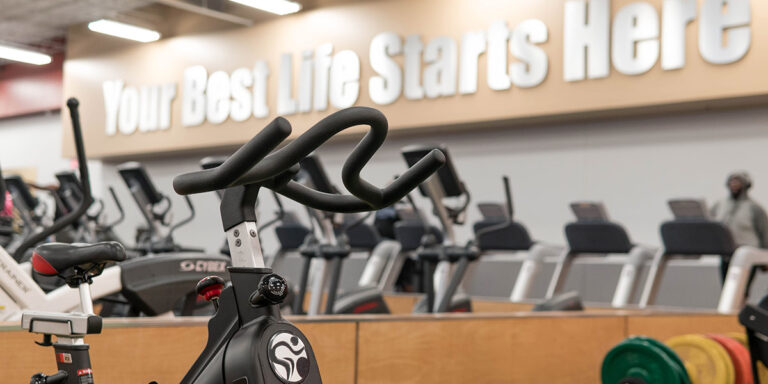 máquinas de ejercicio en el club universitario