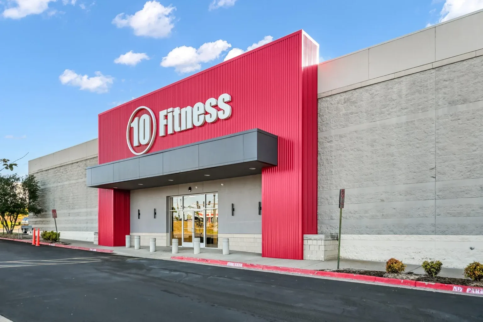 The entrance and parking lot at 10 Fitness Bowman in west Little Rock