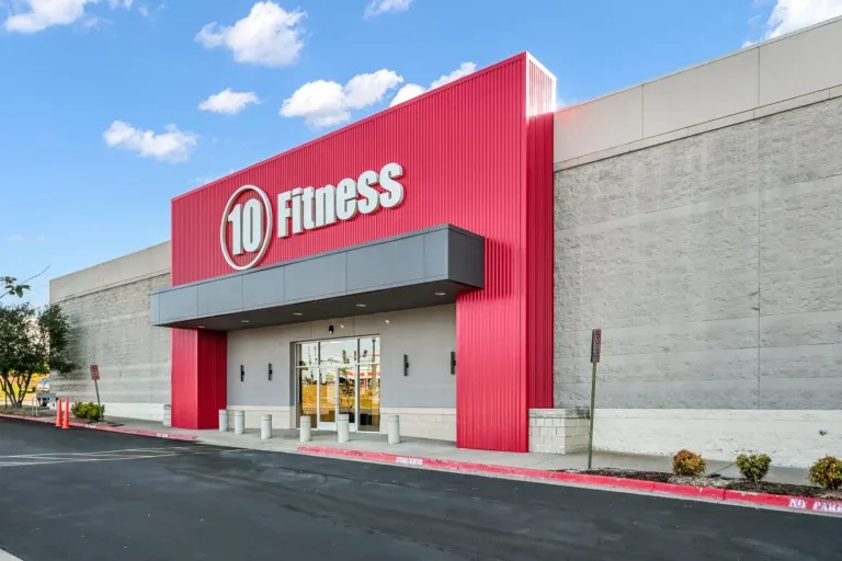 The entrance and parking lot at 10 Fitness Bowman in west Little Rock